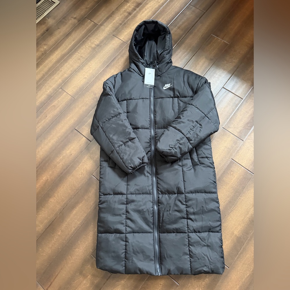 NEW- NIKE
WOMEN LOOSE FIT PARKA